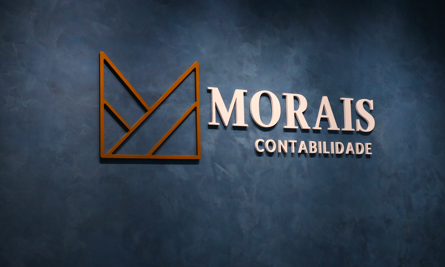 Logo Morais Contabilidade na Parede